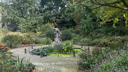 L'une des statues au parc Botanique à Saint-Josse (Bruxelles)