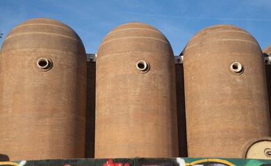 Almac&eacute;n vin&iacute;cola en Valencia