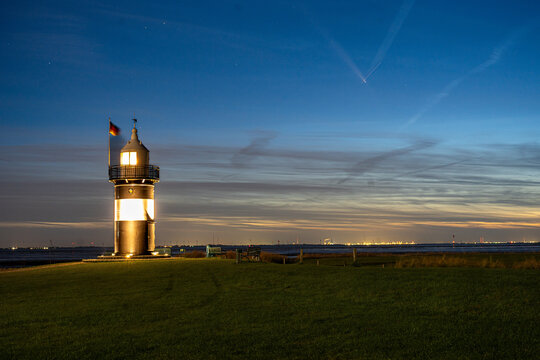 Komet C-2023 A3 Tsuchinshan-ATLAS trifft Flugzeug zur Abendstunde am Leuchtturm Kleiner Preu&szlig;e in Wremen, Wurster Nordseek&uuml;ste, Niedersachsen, Deutschland