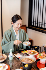 女子旅　温泉旅館　食事シーン