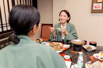 女子旅　温泉旅館　食事シーン