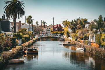 Obraz premium Venice Beach Canals with Footbridge in the Distance – Waterfront View