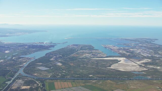 Port Saint Louis du Rh&ocirc;ne et Fos en vue a&eacute;rienne