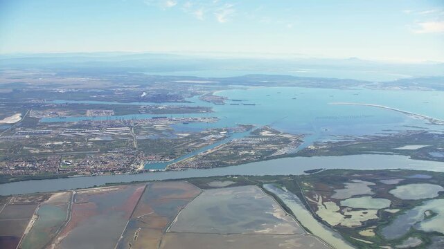 Port Saint Louis du Rh&ocirc;ne et Fos en vue a&eacute;rienne