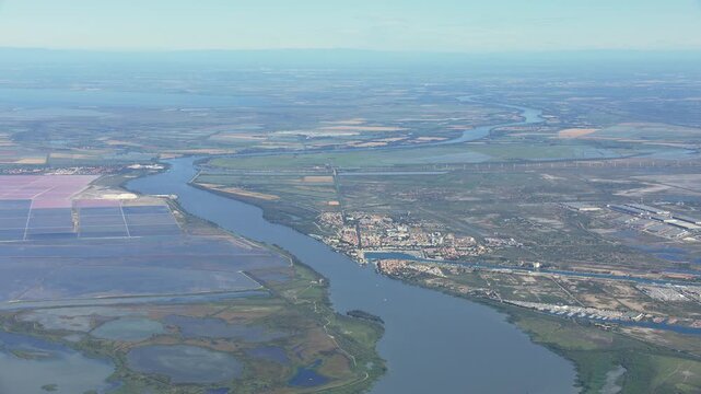 vue a&eacute;rienne de Port Saint Louis du Rh&ocirc;ne