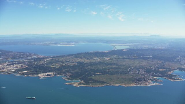 vue a&eacute;rienne de l'&eacute;tang de berre avec port de bouc et le d&eacute;but de la c&ocirc;te bleue
