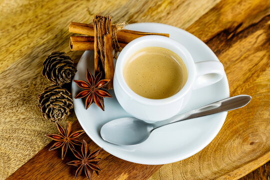 Tazzina di caff&egrave; espresso italiano con cannella e anice stellato