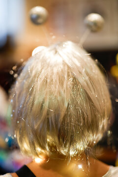 Frau mit glitzernder, leuchtenden Per&uuml;cke im Karneval