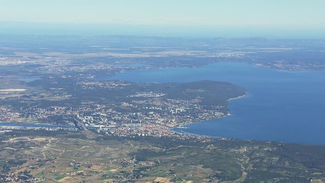 vue a&eacute;rienne de l'&eacute;tang de berre avec Martigues