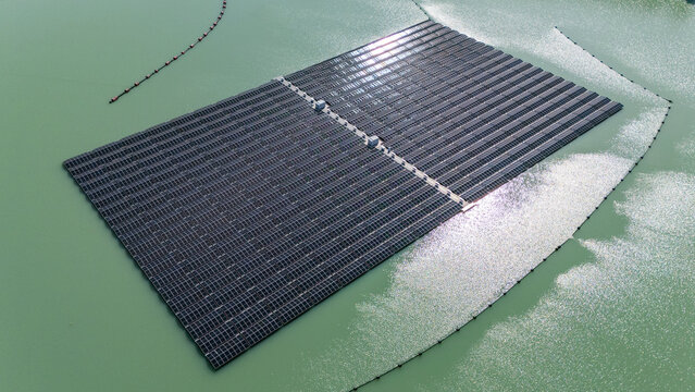 Solaranlage auf einem See