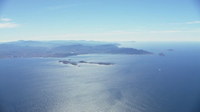 vue a&eacute;rienne de la baie de Marseille avec les &icirc;les du Frioul