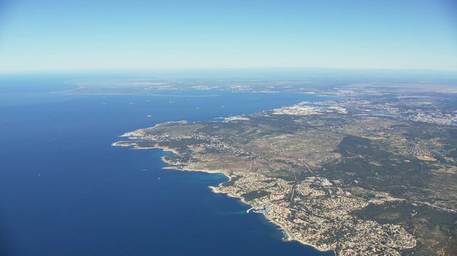 vue a&eacute;rienne de Sausset les Pins avec la baie de Fos sur Mer