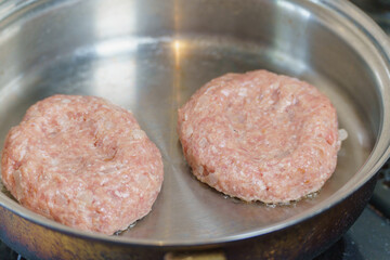 ハンバーグをフライパンで焼く