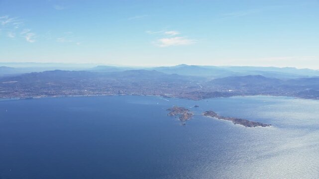 vue a&eacute;rienne de la baie de Marseille avec les &icirc;les du Frioul