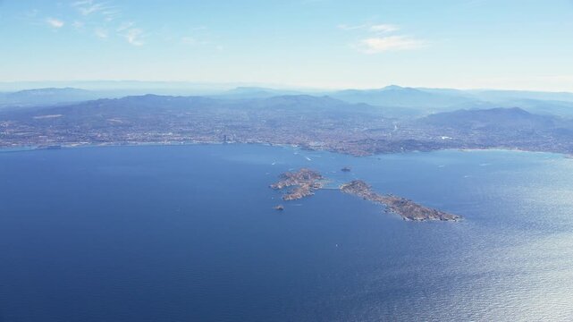 vue a&eacute;rienne de la baie de Marseille avec les &icirc;les du Frioul