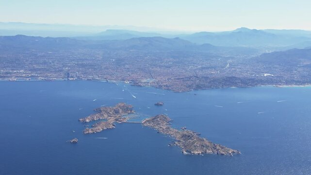 vue a&eacute;rienne de la baie de Marseille avec les &icirc;les du Frioul