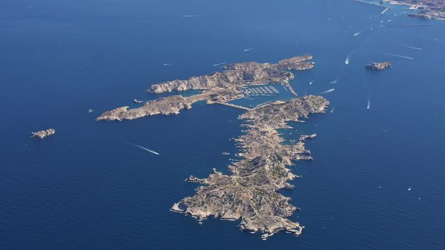 vue a&eacute;rienne de la baie de Marseille avec les &icirc;les du Frioul