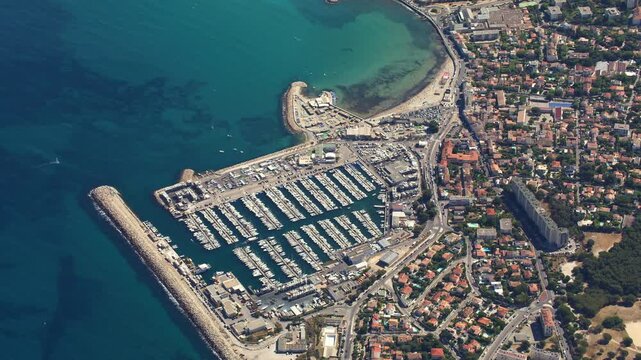 vue a&eacute;rienne du port de la Pointe Rouge