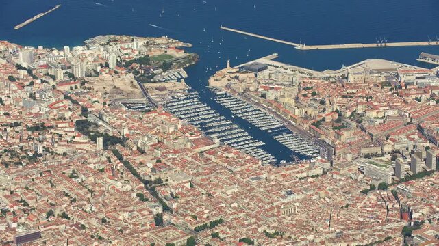 vue a&eacute;rienne du vieux port &agrave; Marseille