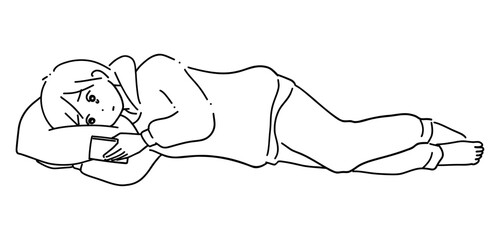 寝ながらスマホを見る女性　線画1