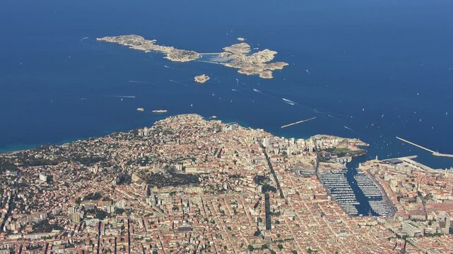 vue a&eacute;rienne de Marseille et du quartier d'Endoume avec les &icirc;les du Frioul