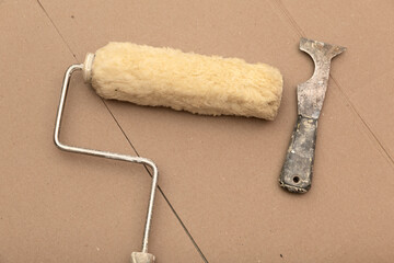 Paint roller and scraper multi-tool