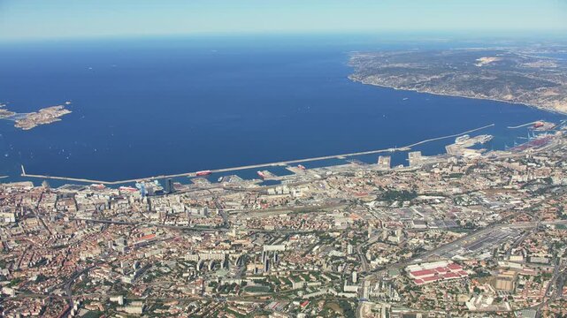 vue a&eacute;rienne de Marseille avec le port Autonome et la baie