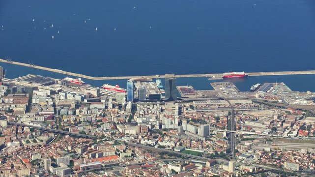 Vue a&eacute;rienne de Marseille et des docks avec les tours