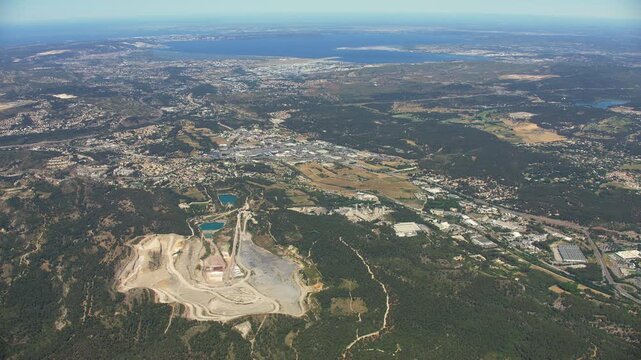 vue a&eacute;rienne de la zone commerciale de Plan de Campagne avec carri&egrave;re de la Malle