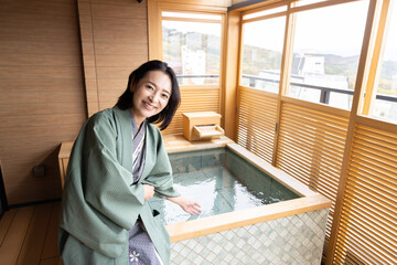 女子旅　温泉旅館　宿泊部屋シーン