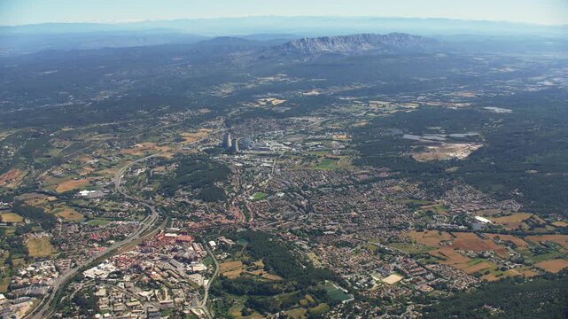 Vue a&eacute;rienne de Gardanne avec usine, centrale, montagne sainte Victoire