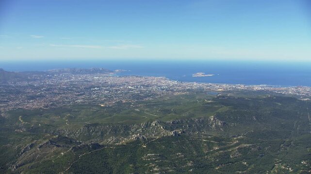 vue a&eacute;rienne globale de Marseille avec le massid de l'&eacute;toile en avant plan