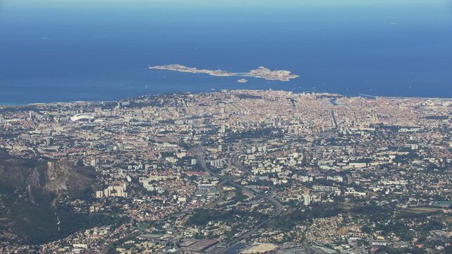 vue a&eacute;rienne de Marseille  avec c&ocirc;te bleue