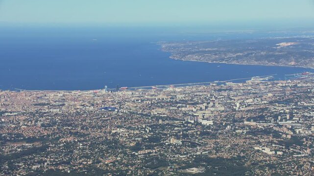 vue a&eacute;rienne de Marseille  avec c&ocirc;te bleue