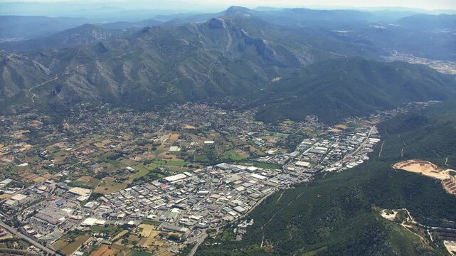 vue a&eacute;rienne de la zone commerciale et de la zone industrielle de G&eacute;m&eacute;nos, zone de la palud