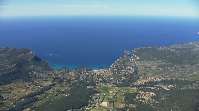 vue a&eacute;rienne de Cassis et des calanques