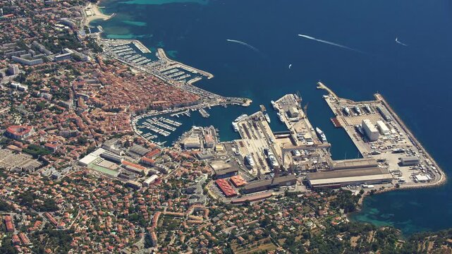 Vue a&eacute;rienne de La Ciotat, port, village, calanque