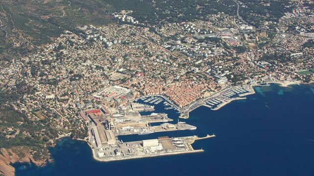 Vue a&eacute;rienne de La Ciotat, port, village, calanque