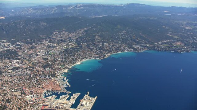 Vue a&eacute;rienne de La Ciotat, port, village, calanque