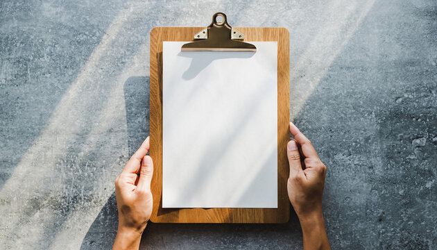 Papan klip kantor dengan lembaran kertas kosong untuk catatan dan dokumen penting