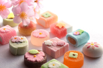 季節を感じるカラフルな和菓子の集合写真
