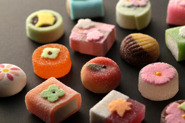 季節を感じるカラフルな和菓子の集合写真
