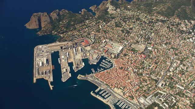 Vue a&eacute;rienne de La Ciotat, port, village, calanque