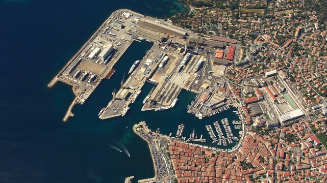 Vue a&eacute;rienne de La Ciotat, port, village, calanque