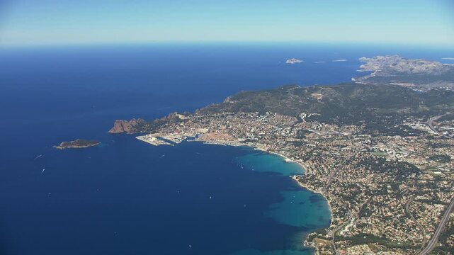 Vue a&eacute;rienne de La Ciotat, port, village, calanque