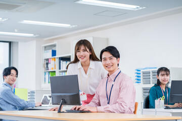 Obraz premium オフィスで働くビジネスマン。