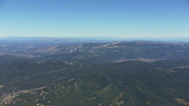 vue a&eacute;rienne de la Sainte Baume depuis le sud
