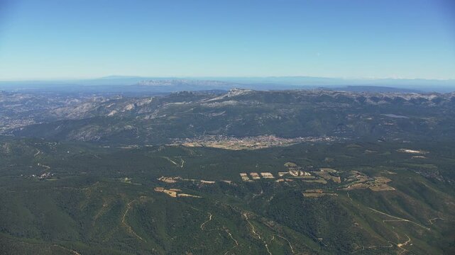 vue a&eacute;rienne de la Sainte Baume et Sainte Victoire