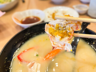 旬の伊勢海老が入った味噌汁。伊勢海老味噌のクローズアップ。