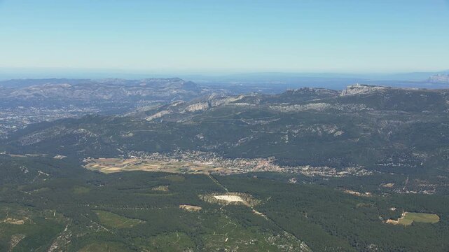 vue a&eacute;rienne de la Sainte Baume avec Cuges les Pins